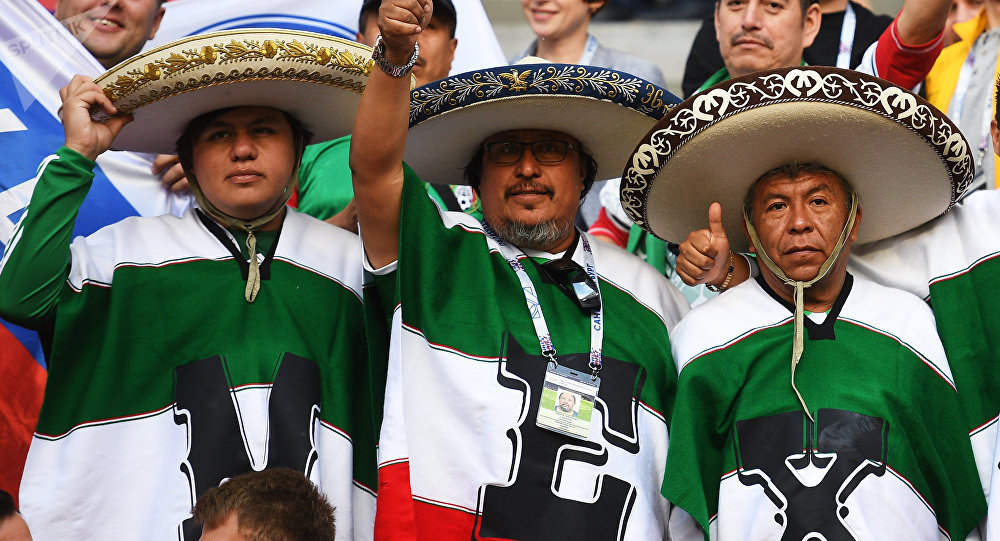 VIDEO Hinchas mexicanos ‘provocan’ un accidente en Rusia