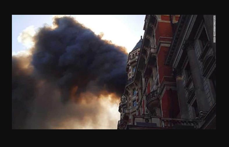 Alerta en Londres por un incendio en un lujoso e histórico hotel