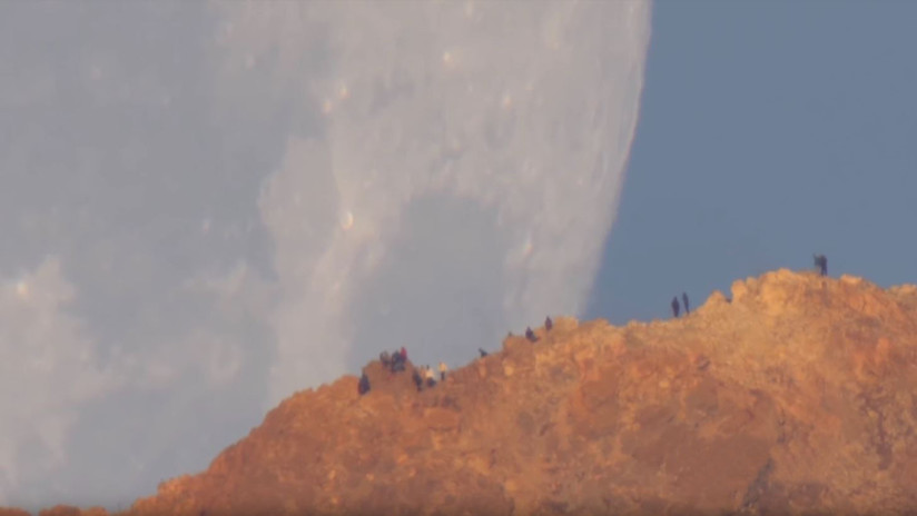 Video de una gigantesca Luna acercándose a un volcán Video de una gigantesca Luna acercándose a un volcán