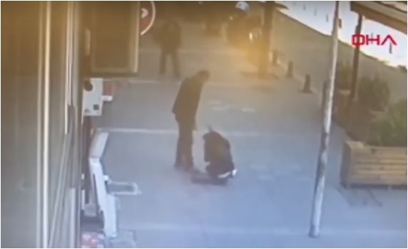 Hombre golpea a su exesposa y es noqueado por peatón