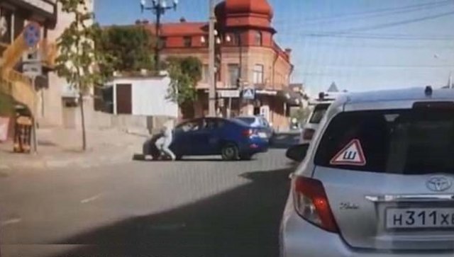 Un hombre atropella a su esposa después de que esta le pidió el divorcio