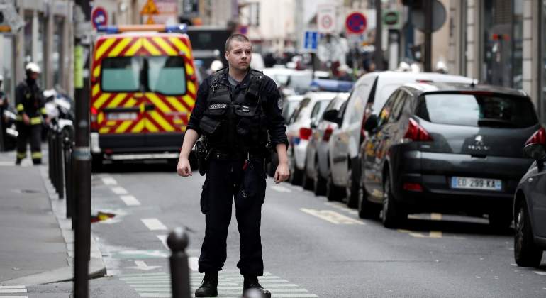 Un hombre armado se atrinchera con varios rehenes en París