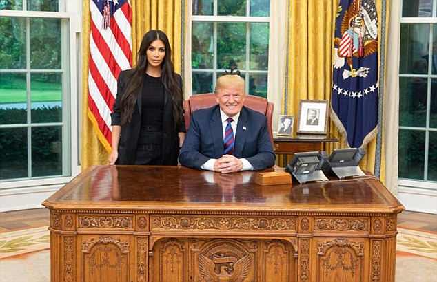Kim Kardashian logra que Donald Trump indulte a prisionera de 63 años Kim Kardashian logra que Donald Trump indulte a prisionera de 63 años