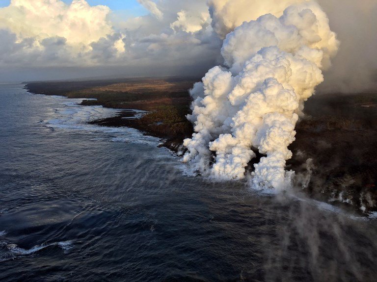 'Bomba' de lava impacta barco turístico en Hawaii